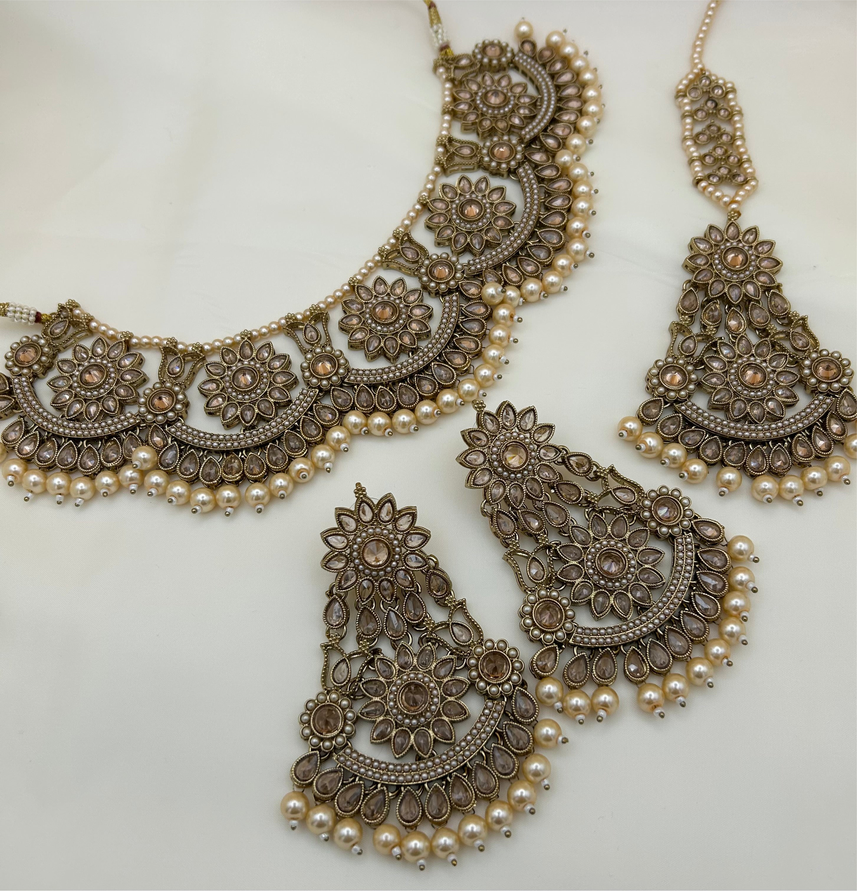Amara Necklace Set
